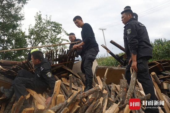 徐凯（中）正与队友在地震灾区救援