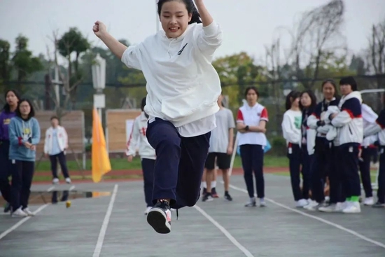 新川学生跳远比赛