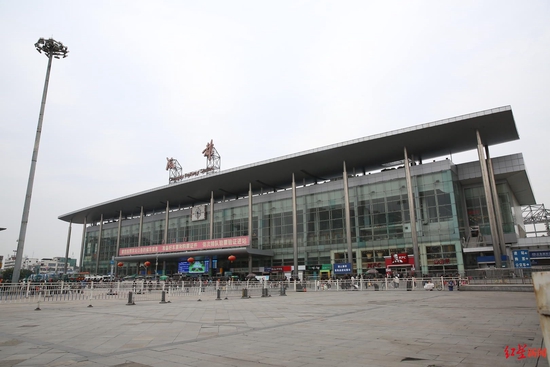 △10月11日起，成都站（火车北站）将停止办理客运业务。成都站站前广场 资料图