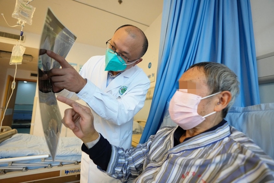 遂宁市中心医院脑血管病科医护人员正在照顾“中风”患者。遂宁市中心医院供图。