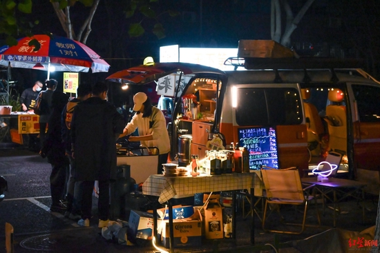 ▲10月27日的“三色路夜市” 王勤 摄