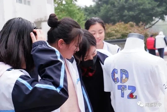 同学们在校园内参观作品