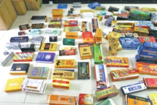 警方查獲的“三無”保健品 丹棱公安供圖