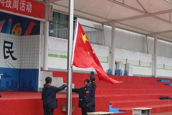 在雄壮的国歌声中,开幕式正式拉开序幕。