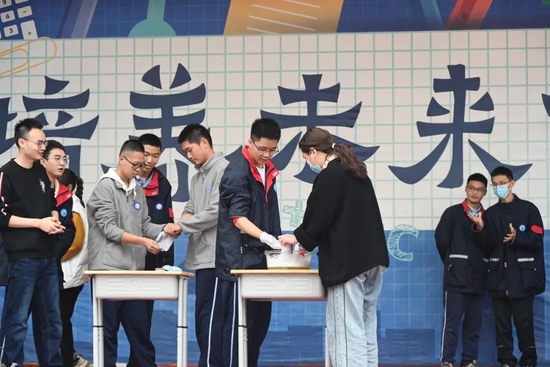 学生们争相上台参加实验