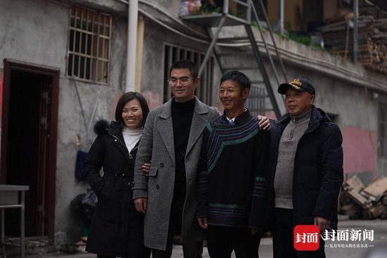 12月10日,甘宇和家人来到倪太高家,登门致谢。