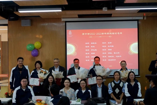 图 | 徒弟为师父送上鲜花