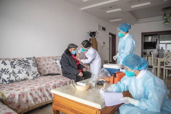 12月16日，在重慶市永川區一社區居民家中，流動接種小分隊為接種疫苗的老年人做接種前的問診和身體檢測。新華社記者 黃偉 攝