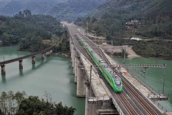 首发“绿巨人”行驶在新成昆铁路。封面新闻记者 杨涛 摄