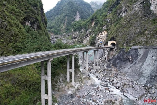 ↑绵茂公路在高山峡谷中穿行