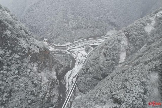 ↑绵茂公路通车，无人机视角看壮美雪景