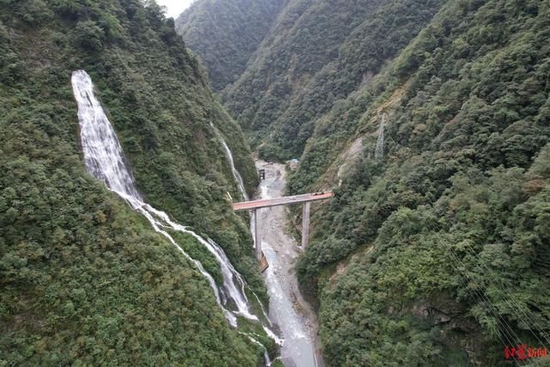 ↑绵茂公路穿越高山峡谷