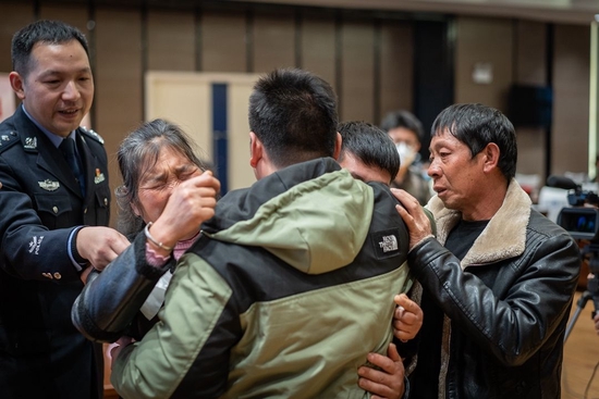 在胡祥雨的帮助下，失散37年的马某某重回母亲怀抱。