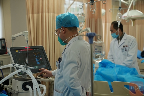 　1月4日，医院急诊医学科副主任医师徐尚刚（图左）和主任医师梁隆斌（图右）正在照顾患者。吴枫 摄