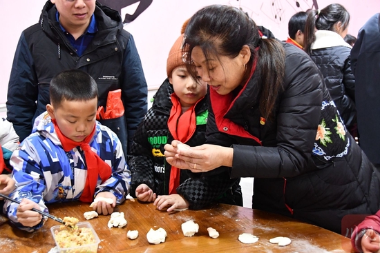 刘春香参加公益活动，与留守儿童一起包饺子