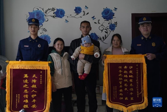 张自立（左一）和杨泽楷及其家人合影留念。四川省阿坝森林消防支队汶川中队供图