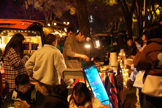 　夜市里最受欢迎的是烧烤、茶饮、小吃类的摊位   