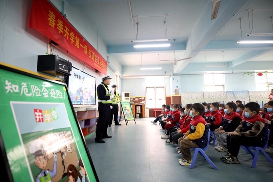 2月6日，河北省邢台市隆尧县实验幼儿园开展“开学第一课 安全进校园”主题活动，交警为小朋友讲解交通安全知识。新华社记者牟宇 摄