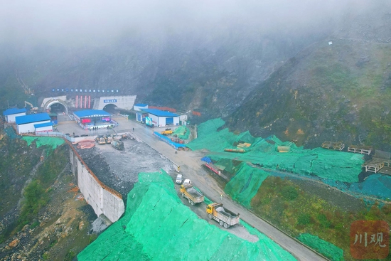 航拍华蓥山隧道及引道工程。 范样 摄