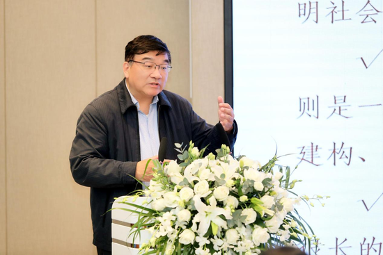 喻国明老师在演讲中 摄影 王国术