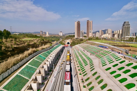 漢巴南鐵路南充至巴中段啟動鋪軌。 蜀道集團供圖