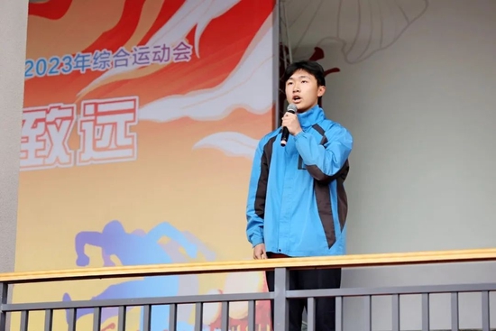 运动员代表上台宣誓