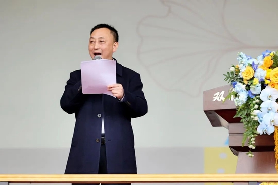 罗校长为运动会致辞，寄语全校同学秉承奥运精神，在比赛中顽强拼搏，奋勇争先，不断超越自我。
