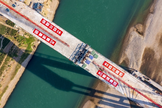 俯瞰沿江高速公路钒钛高新区大桥。四川路桥集团大桥工程分公司供图