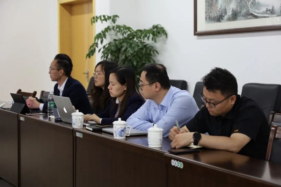 企业代表参加会议