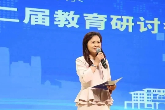 成都英才学校副校长,小学部执行校长林素琼老师主持本次研讨会。