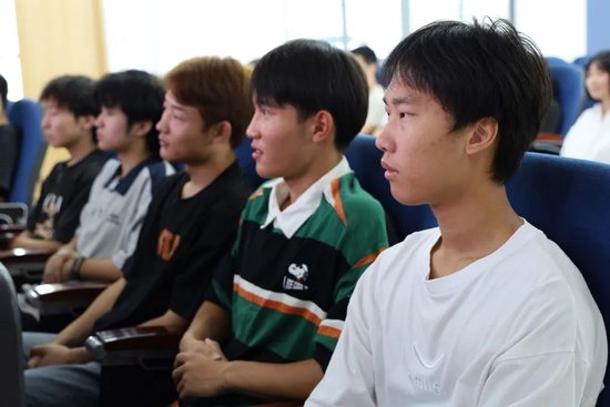 同学们认真听