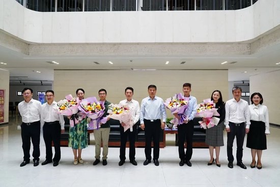 2021年9月8日,第37个教师节来临之际,时任四川省人民政府党组成员、副省长罗强看望慰问天府四中教师代表。