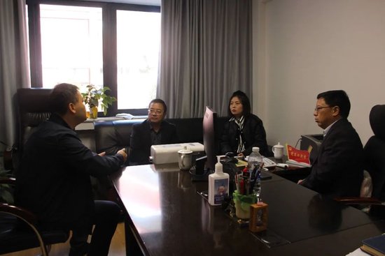 两校干部在党政办公室交流