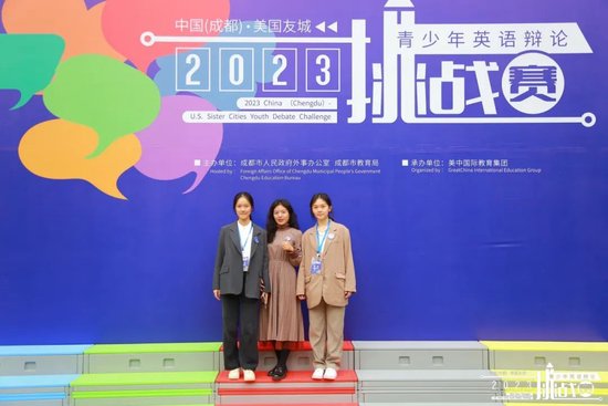 图中依次为:雷诗韵同学,杨银老师,罗姝晗同学