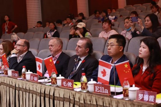来到决赛现场的加方评委团包括:渥太华-卡尔顿教育局局长皮诺·布福內(Pino Buffone);渥太华-卡尔顿国际教育中心主任杰夫·贝斯特(Geoff Best);渥太华-卡尔顿国际教育中心项目主任、渥太华大学教育学院职业发展教授康斯坦丁·约阿努(Constantine Ioannou);安大略省教育厅学生评估委员会委员薇薇安·贝斯特(Vivian Best)。