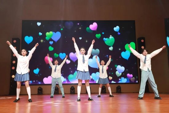 舞蹈《Dare to live》 表演者:初二8班 班主任:尹丹梅