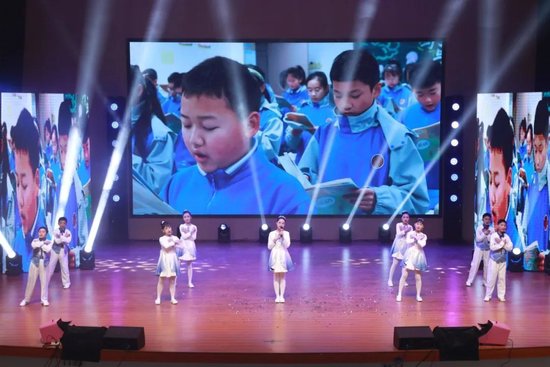 小合唱 《把未来点亮》 表演者:初一8班 班主任:杨晓雪