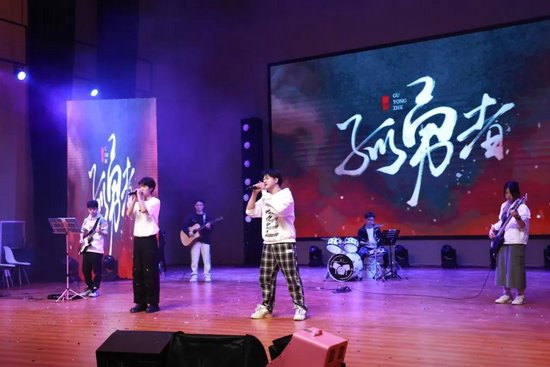 乐队 《孤勇者》 表演者:完美天气8023乐队 班主任:刘莉