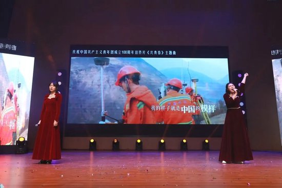 歌曲《有我》 表演者:高二1班 班主任:刘莉