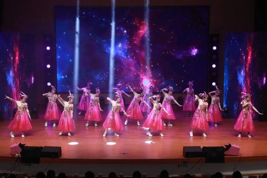 开场舞《扬帆起航》 表演者:炫舞实验啦啦操社团 指导教师:田霞