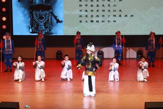 京剧剧目选段+武术串烧 《京剧》 表演者:高二3班 初一4班 班主任:倪子惠 蔡瑜丽