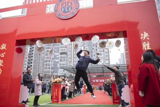 郫都嘉祥的学子在老师的祝福中手持向日葵走过励志门