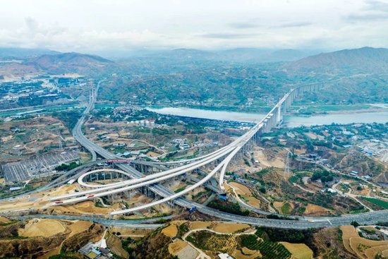 四川省第一高墩矮塔斜拉桥——钒钛高新区大桥全线贯通