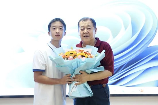 学生代表向焦大校献花