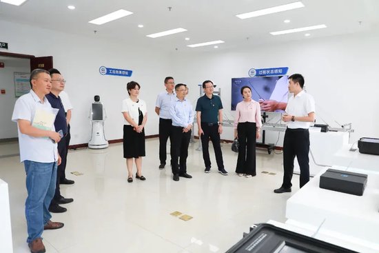 成都二十中一行参观了中铁西南院试验检测综合甲级试验室、隧道及地下工程实验室、智能建造中心、智能建造信息化控制中心。