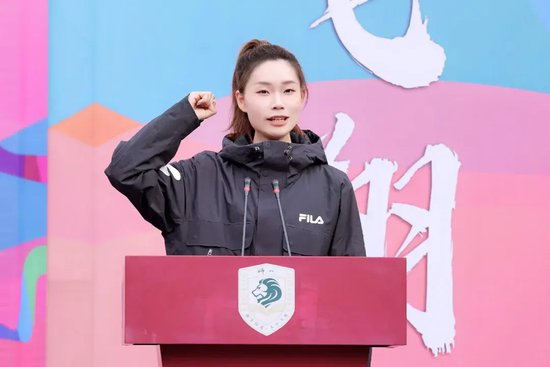 裁判员代表邓心怡老师