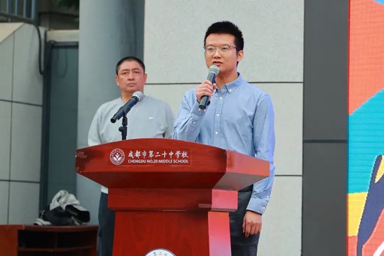 升旗仪式由德育处负责人程志均主持