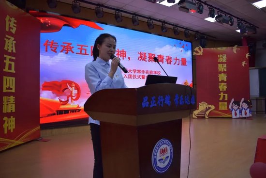 校团委老师向这9名同学表示热烈的欢迎与祝贺
