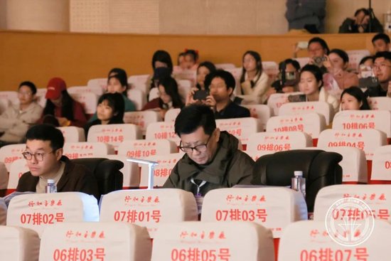 香港亚洲交响乐团音乐总监、首席指挥刘新