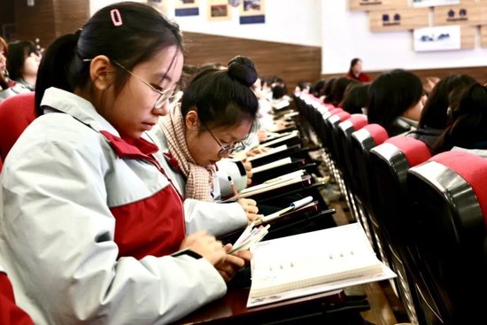 同学们认真记录